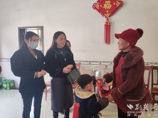 女企業(yè)家看望困境兒童謹洋，并向其外婆詢問朱謹洋的日常生活情況.jpg