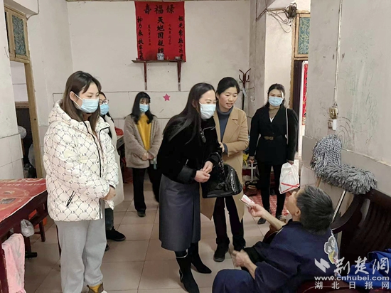 武穴市婦聯(lián)黨組書記、主席張利和女企業(yè)家看望慰問困境婦女劉金娥.jpg