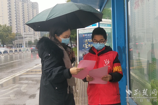 程鐵學(xué)校小安全員在公交車站宣講安全知識(shí)_副本.png.png