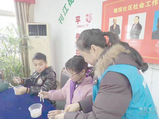 個案服務(wù)對象在社工陪伴下，心理得到疏導(dǎo).jpg.jpg