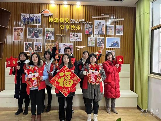 武穴市開展“曬年味”送福活動.jpg.jpg
