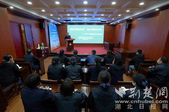 2.鄭稅官工作室”的負(fù)責(zé)人鄭中平正在講解2022年小規(guī)模納稅人免征增值稅、增值稅留抵退稅、“組合式”稅收優(yōu)惠減免等最新的優(yōu)惠政策