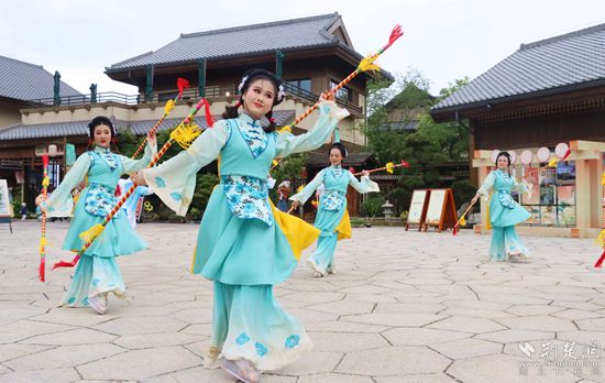 東山小鎮(zhèn)，演員們正在表演打連廂。.jpg