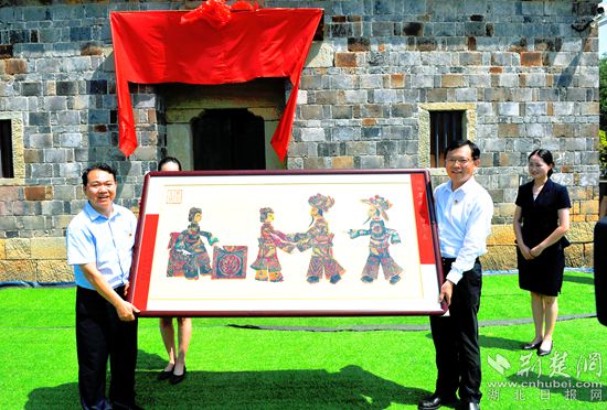 4.紅安縣委、縣政府向湖北省博物館贈(zèng)送“紅安縣省級(jí)非遺藝術(shù)品皮影戲牌匾”_副本.jpg