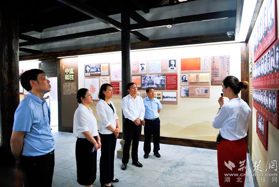 6.左一湖北省博物館副館長何廣；左二黃岡市文旅局黨組成員、副局長王萍；左三湖北省文化和旅游廳黨組成員、省文物事業(yè)發(fā)展中心主任余萍