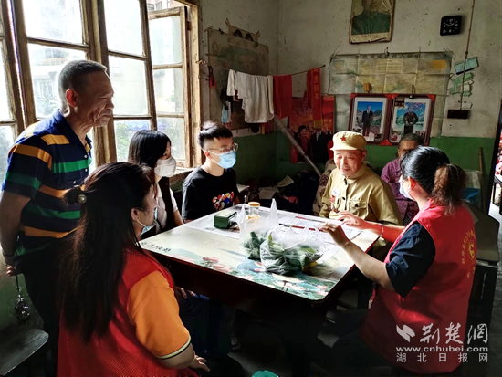 6月2日，濱湖社區(qū)暖陽驛站組織開展“端午粽情 情暖老兵”上門送溫暖活動。.png.png