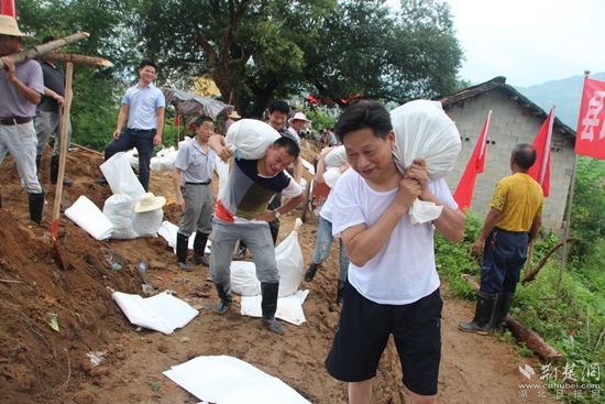 2016年，王三元（前排右一）與縣政協(xié)機(jī)關(guān)干部一起在沙畈河村抗洪搶險(xiǎn)_副本.jpg