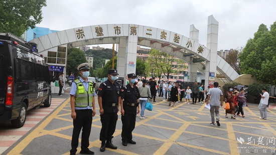 開學(xué)首日，民警在校園內(nèi)開展巡邏防控2.jpg