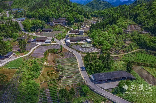 宣恩縣椒園集鎮(zhèn)至鑼圈巖段公路，全長(zhǎng)8公里，途經(jīng)椒園村、涼風(fēng)村、鑼圈巖村，該公路建成既有效帶動(dòng)沿線煙葉等產(chǎn)業(yè)發(fā)展，又是曜天眼景區(qū)的