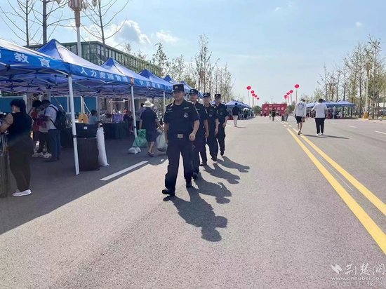 開學(xué)首日，民警在校園內(nèi)開展巡邏防控1.jpg