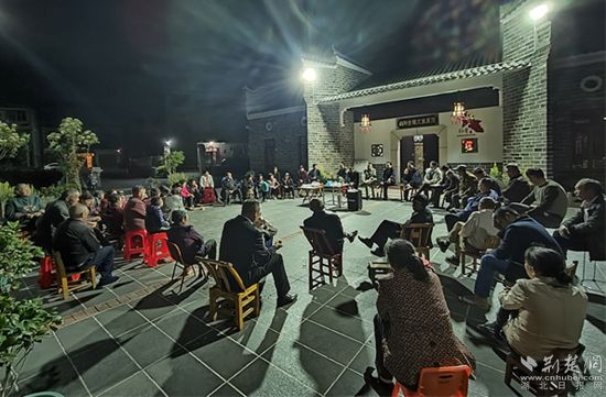 1、閻家河鎮(zhèn)石橋垸村召開“灣組屋場會”收集群眾有關“清廉村居”建設的意見建議_副本.jpg