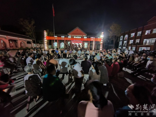 婦女代表參加曹家晚村共同締造星空夜話(huà)會(huì).jpg