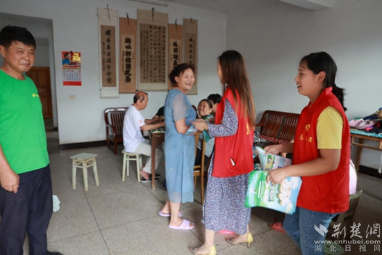 巾幗志愿者入戶(hù)宣傳防溺水等知識(shí).jpg