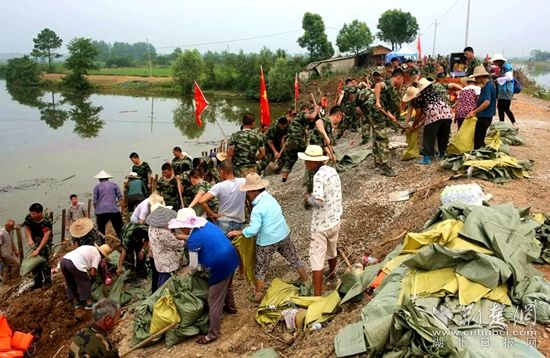 7月13日河頭村截流港管涌。軍民聯(lián)手保家園_副本.jpg.jpg