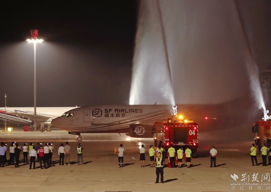 順豐B737-300航班“過水門”。金康 攝.jpg
