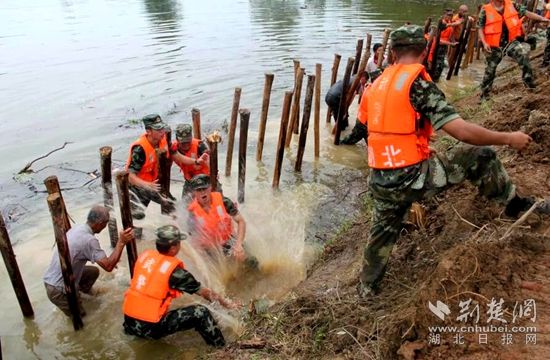 7月13日，武警官兵在高橋河執(zhí)行封堵管涌的任務_副本.jpg.jpg