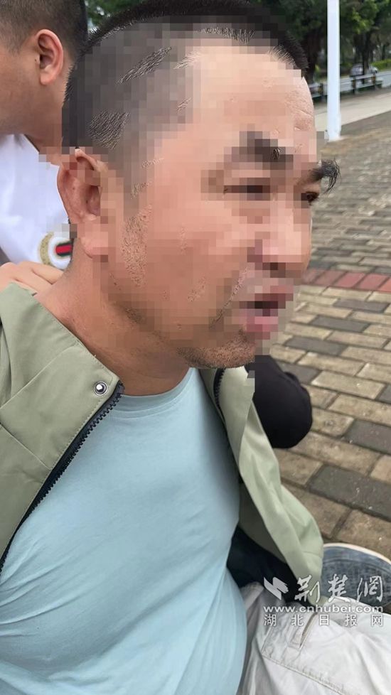 郭某正在海堤邊抽煙，民警將其控制.jpg.jpg